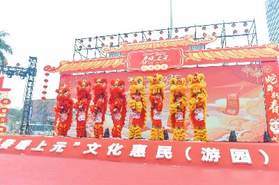 超市开业盛典,请舞狮队来现场表演,引来了不少顾客